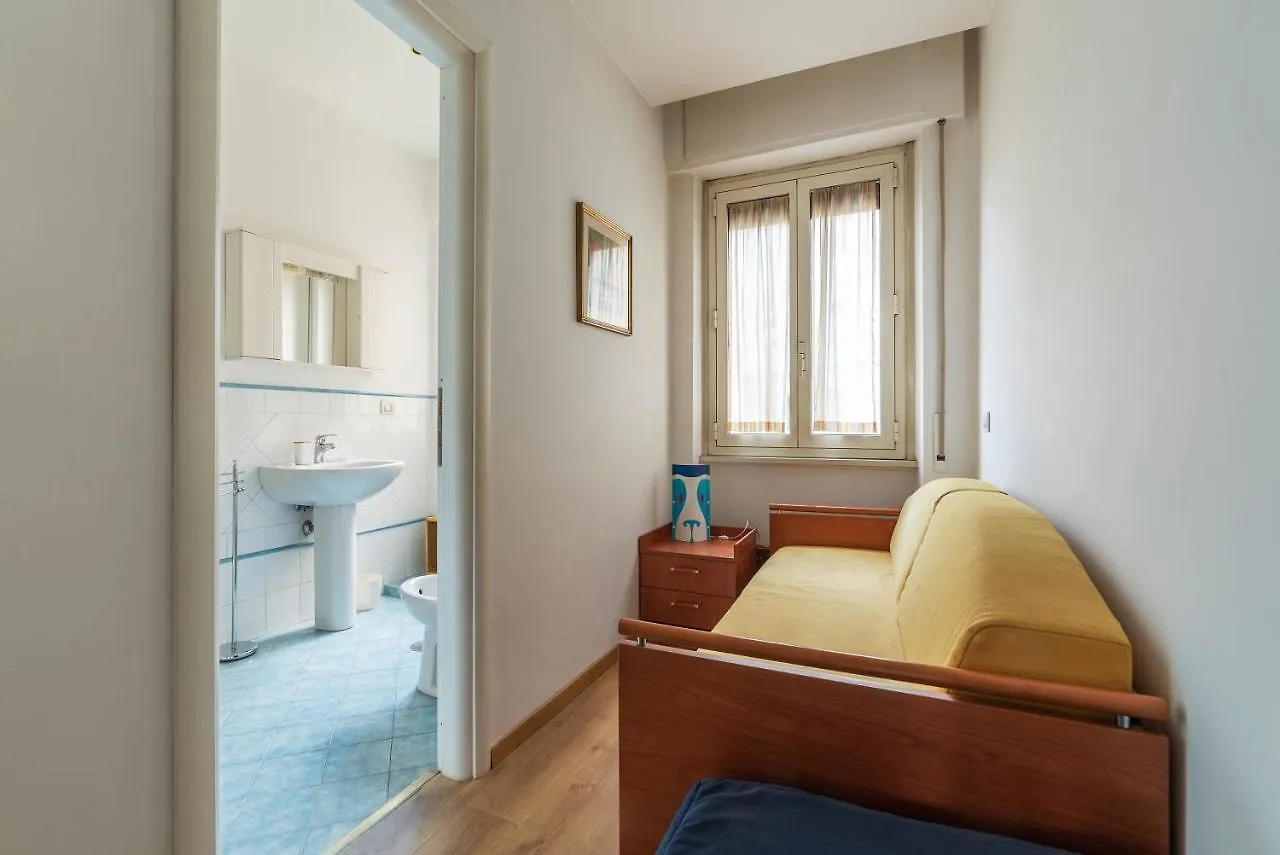 Sunny Apartment Piramide Roma 0*,