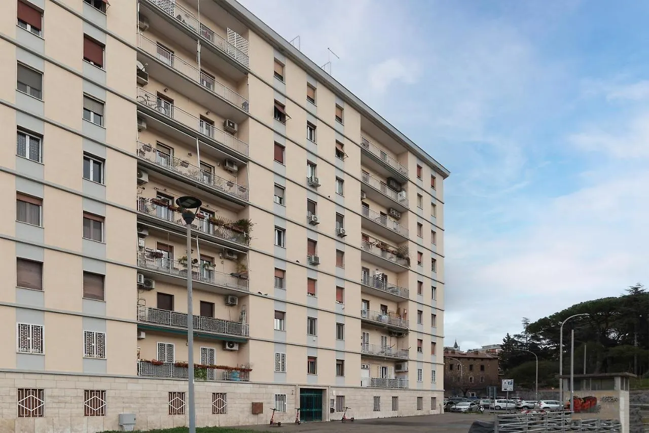 Sunny Apartment Piramide Roma 0*,  Italia
